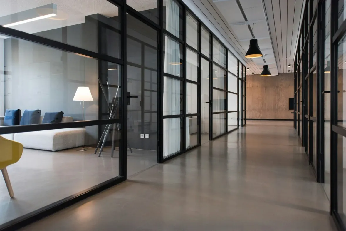 Bureaux lumineux avec cloisons vitrées et espaces de travail